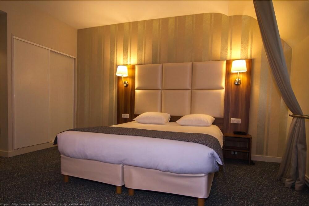 Logis Hotel Du Chateau Combourg Exterior photo