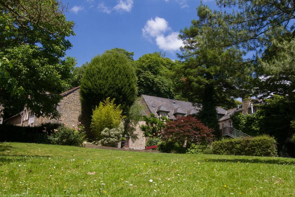 Logis Hotel Du Chateau Combourg Exterior photo