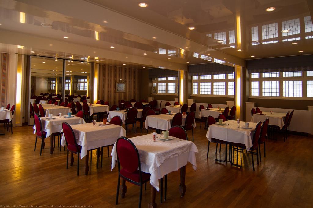 Logis Hotel Du Chateau Combourg Exterior photo