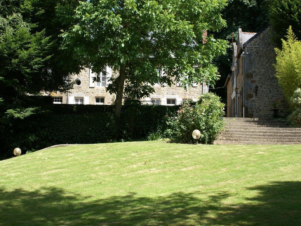Logis Hotel Du Chateau Combourg Exterior photo