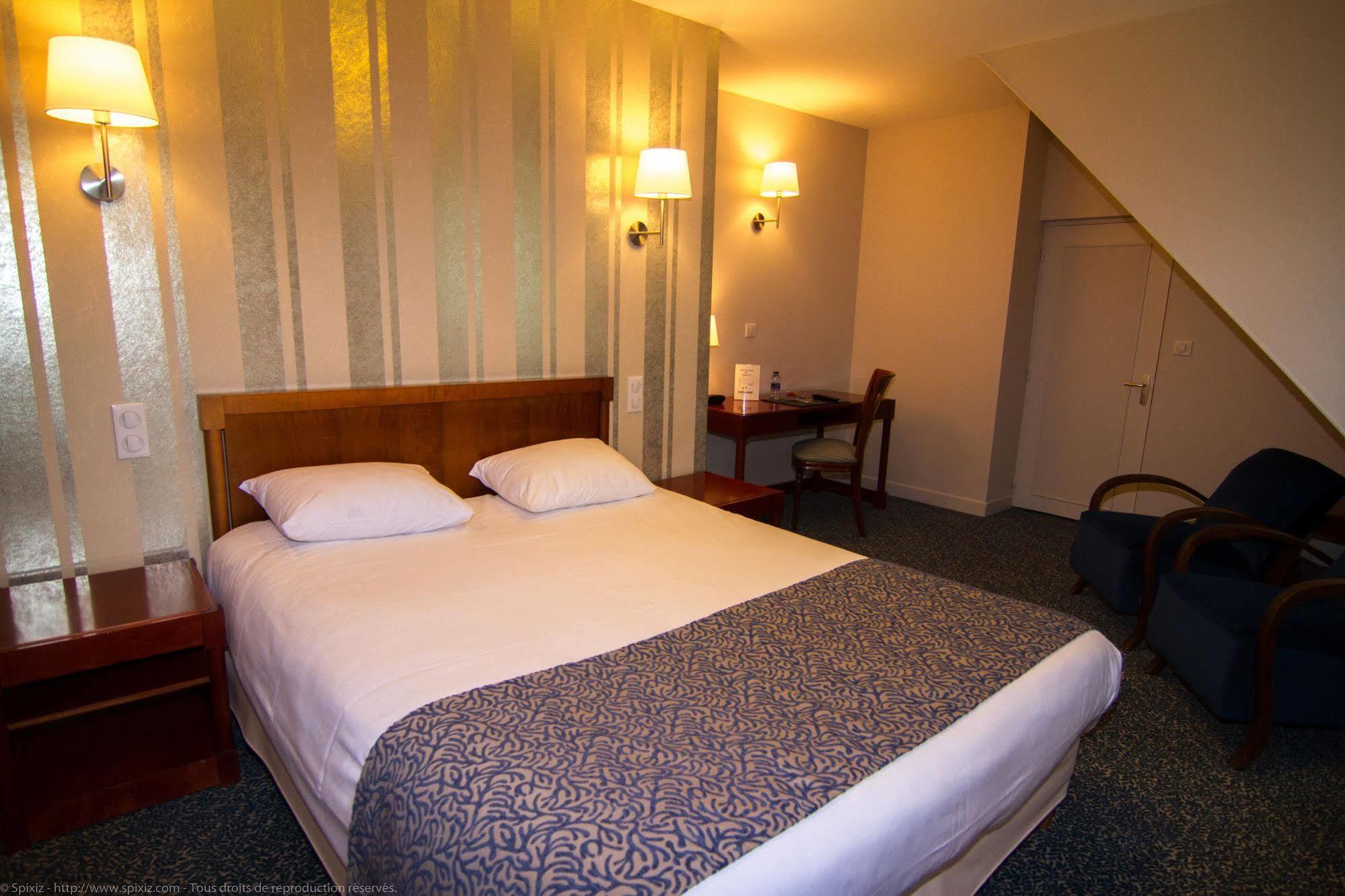 Logis Hotel Du Chateau Combourg Exterior photo