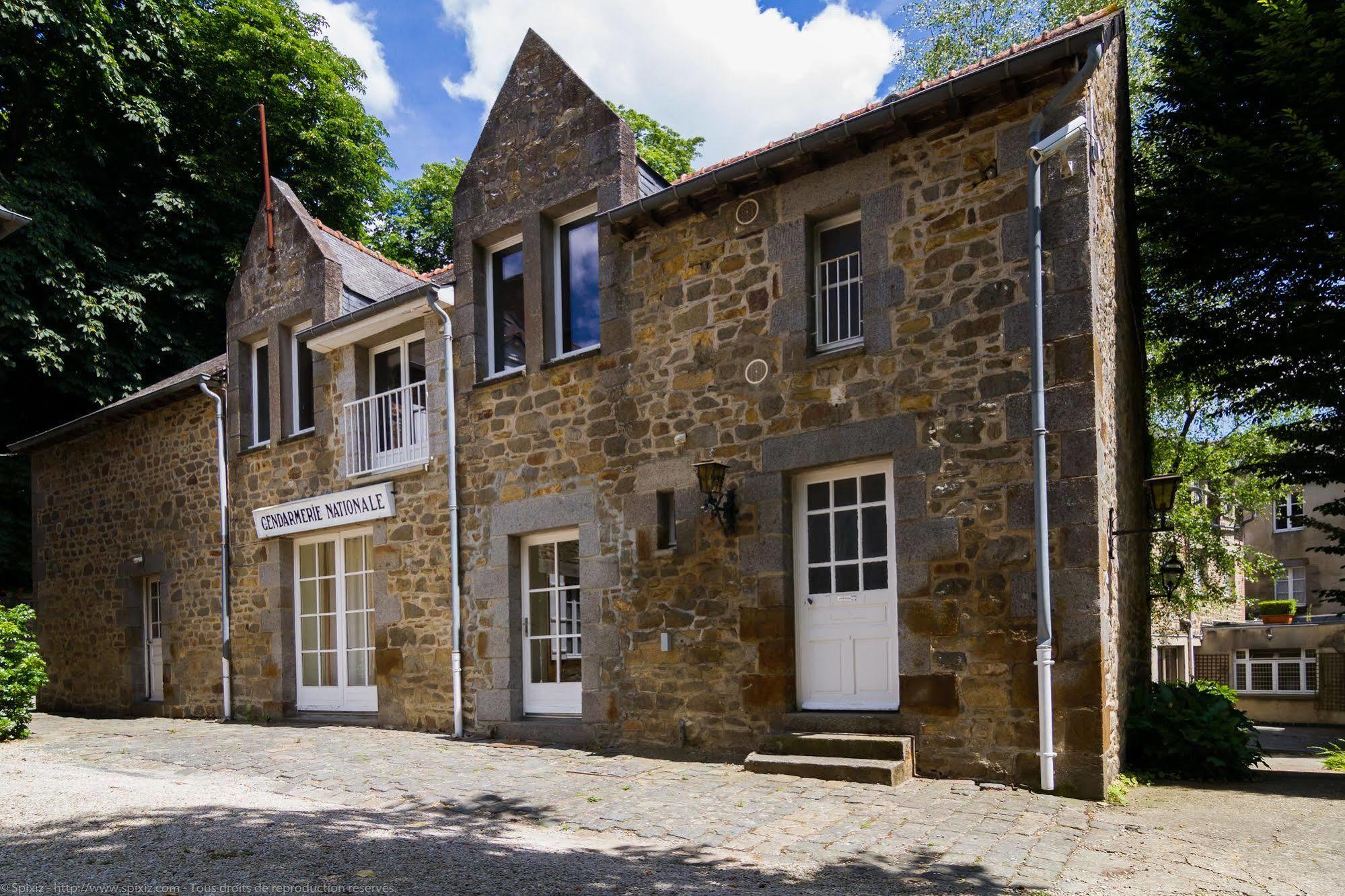 Logis Hotel Du Chateau Combourg Exterior photo
